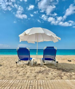 Liggestole og dejligt vejr ved stranden kan udgøre en billig ferie